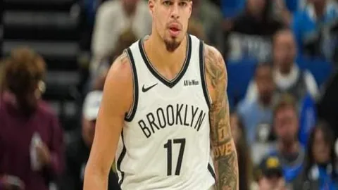 东契奇感恩赠衣：加盟皇马后回馈前高层阿方索深情厚谊